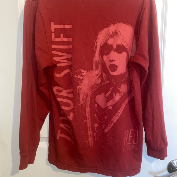 Size Small Red Taylors Version long sleeve tee - Picture 2 of 2